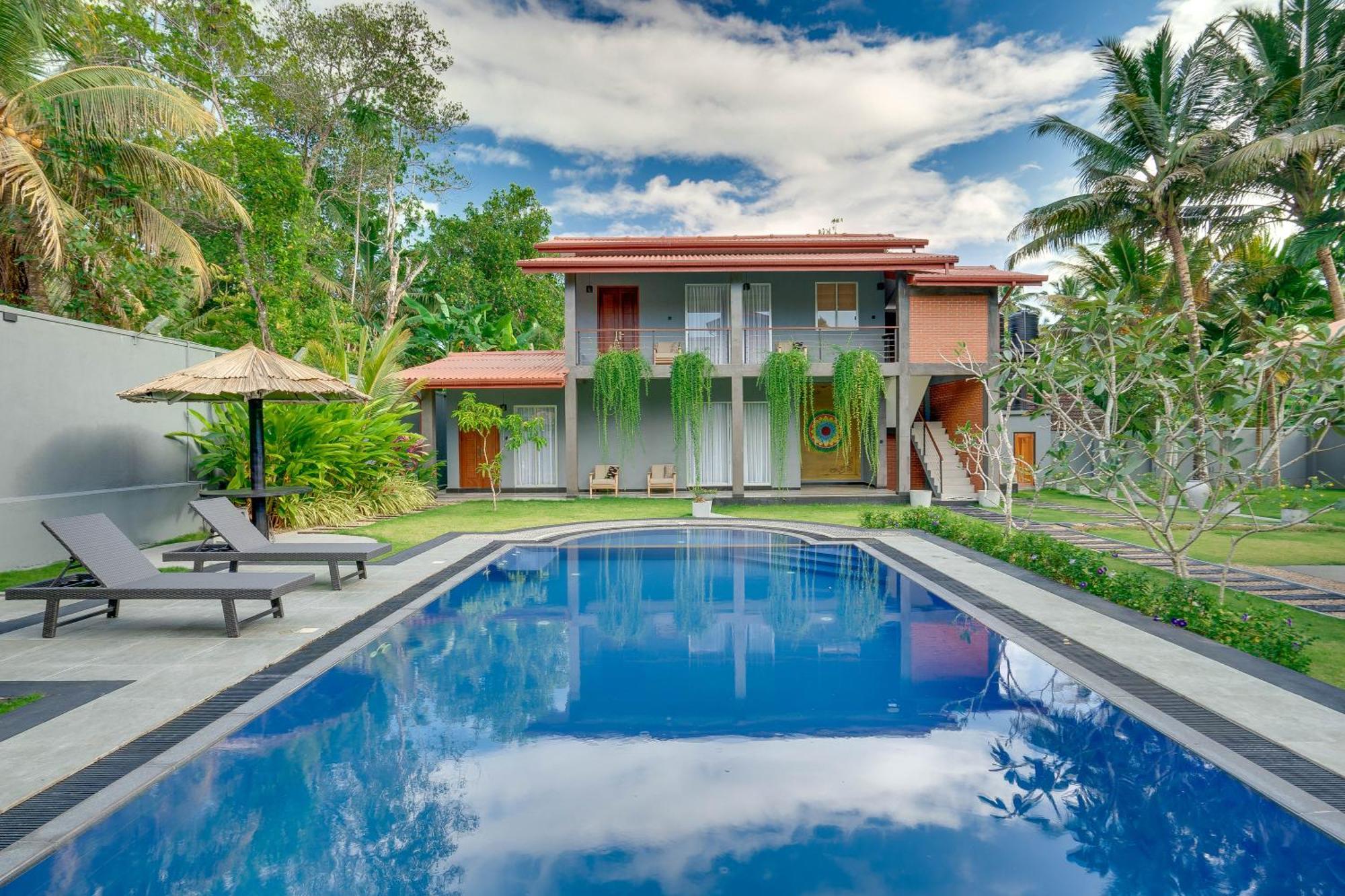 Hasthri Boutique Red Chalet In Ahangama With Pool Near Beach Bagian luar foto