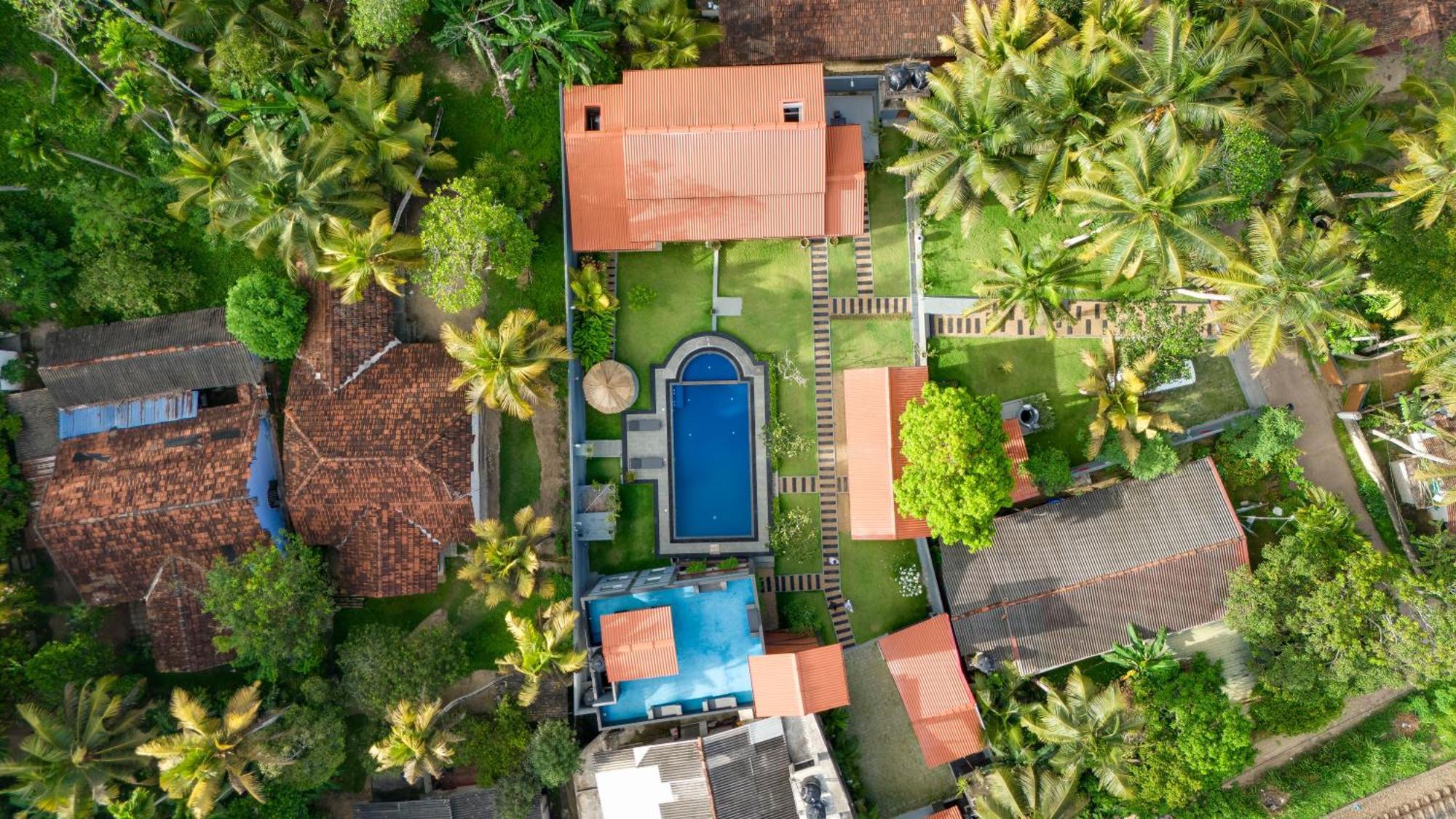 Hasthri Boutique Red Chalet In Ahangama With Pool Near Beach Bagian luar foto