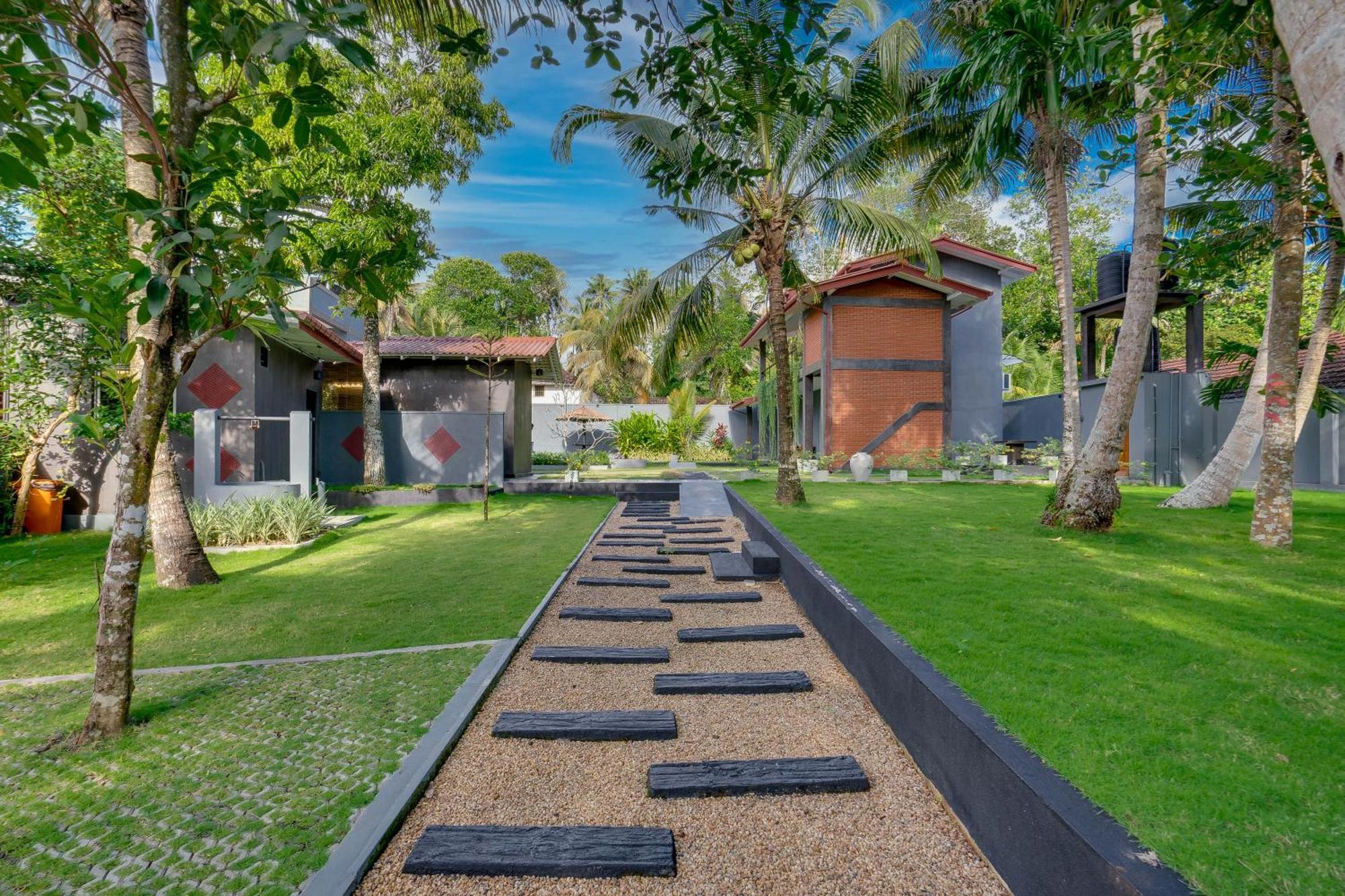 Hasthri Boutique Red Chalet In Ahangama With Pool Near Beach Bagian luar foto