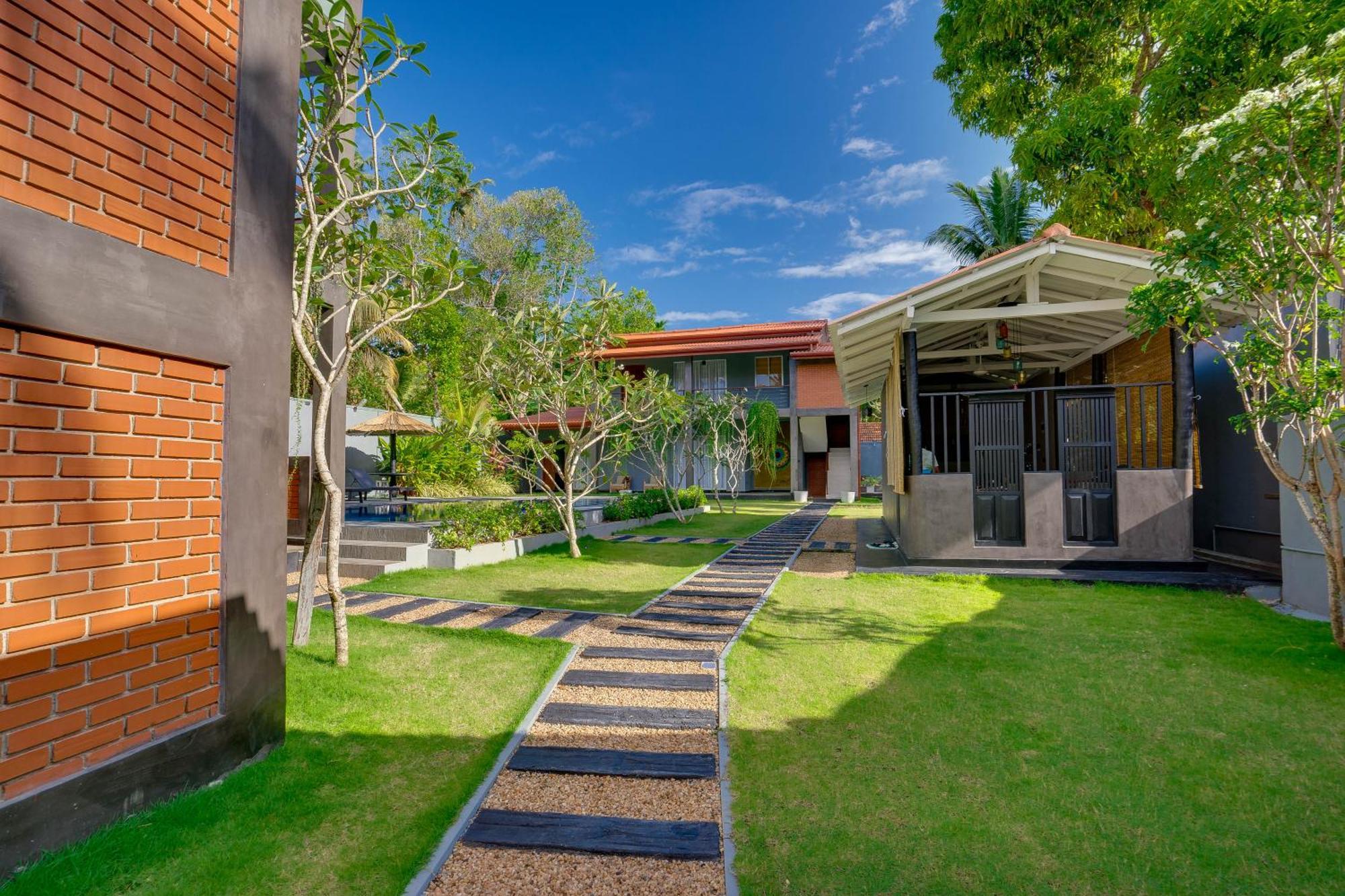 Hasthri Boutique Red Chalet In Ahangama With Pool Near Beach Bagian luar foto